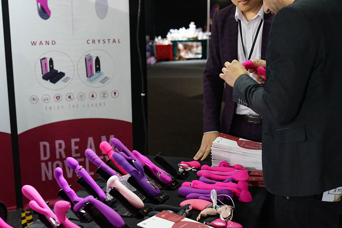 未来科技引入现实-服务机器人首次亮相悉尼成人展Sexpo